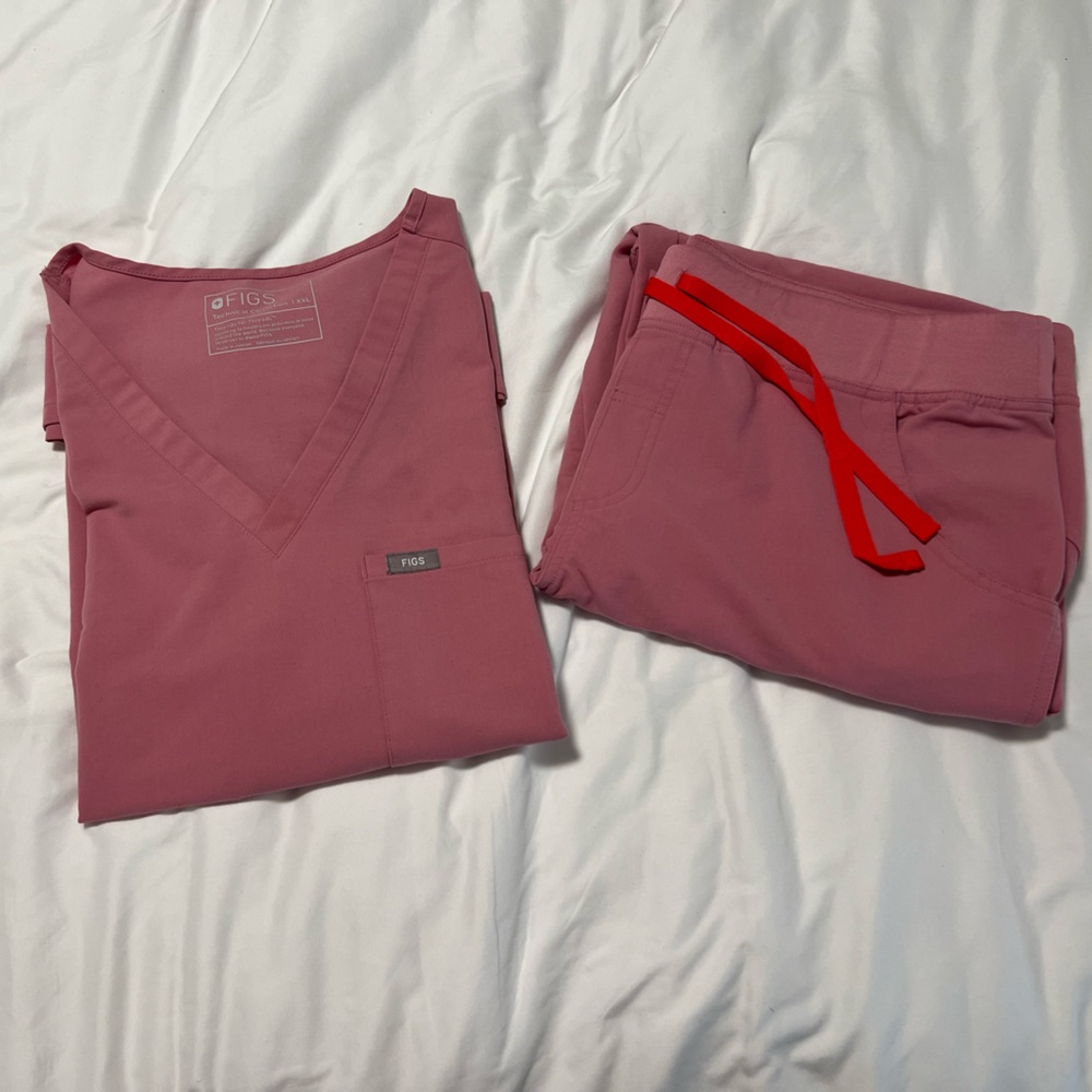 FIGS Scrub Set in Chalk Pink - Top XXL, Pants XL